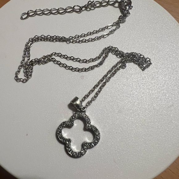 Brand New Silver Clover Pendant Necklace - Picture 12 of 16